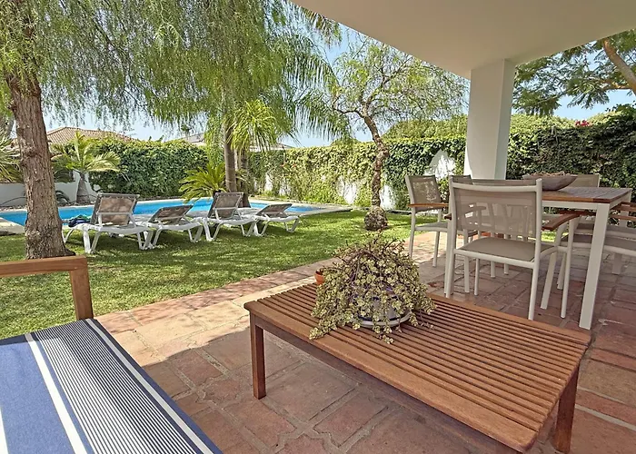 Amura, Solo Familias Y Parejas 別荘 コニル・デ・ラ・フロンテラ